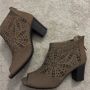 Earth Origins Shaye Leather Ankle Boots Women’s Size 8 Taupe Brown Neutral Heel